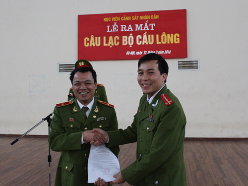 Đồng chí Thiếu tướng Đặng Xuân Khang, Phó Giám đốc Học viện CSND trao quyết định thành lập CLB cầu lông Học viện CSND cho đồng chí Vũ Văn Ninh - Chủ nhiệm CLB Cầu lông Học viện CSND